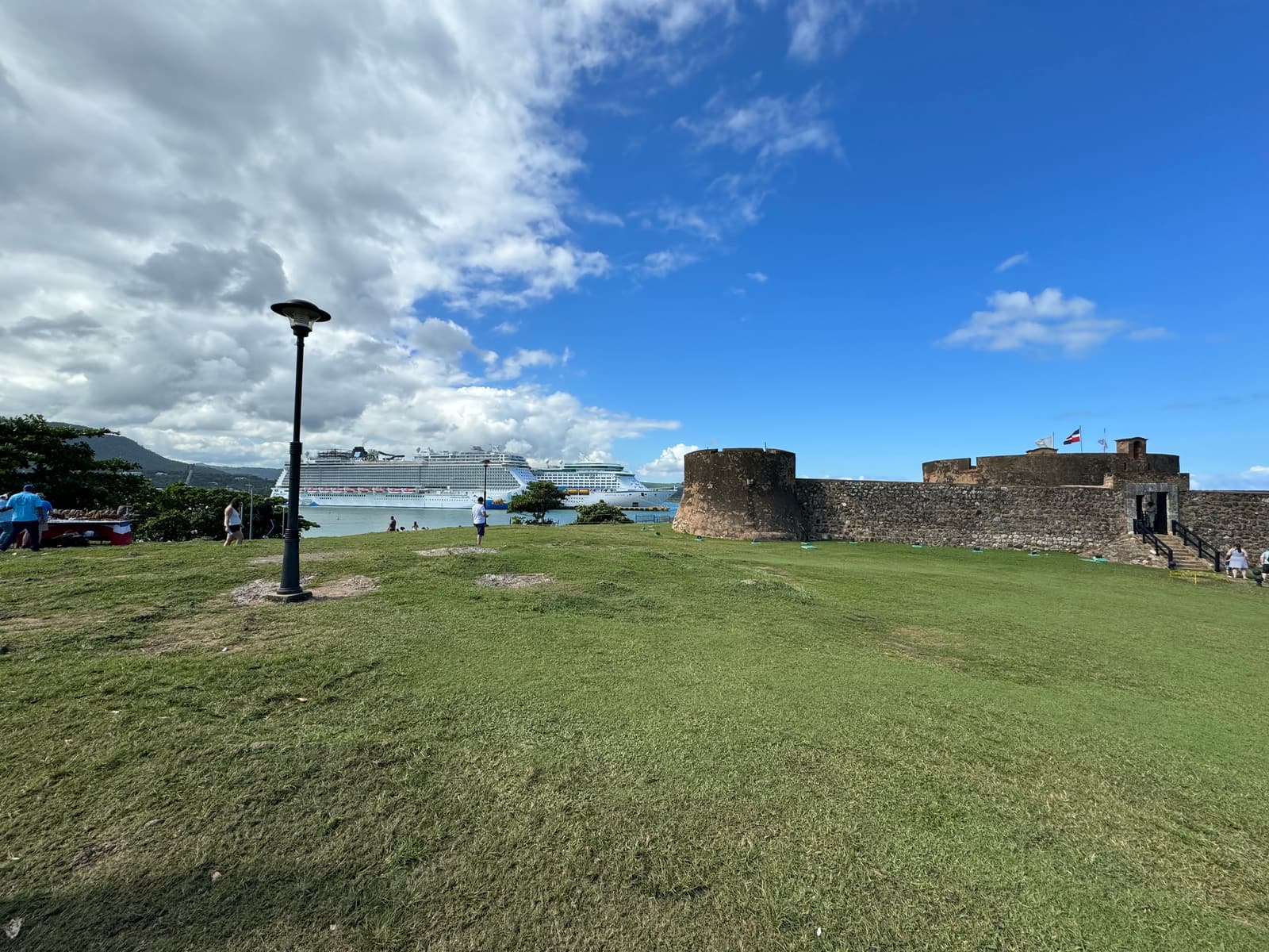 Fortaleza San Felipe on its lawn with a cruise ship docked at Taino Bay behind it